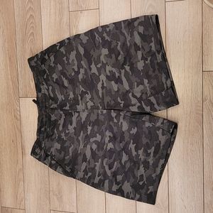 LULULEMON Black Grey CAMO Pattern Sz Large Mens Athletic Running Shorts